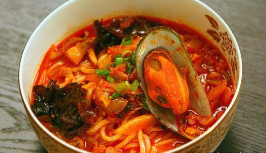 Cách làm mì hải sản cay Hàn Quốc ngon khó cưỡng