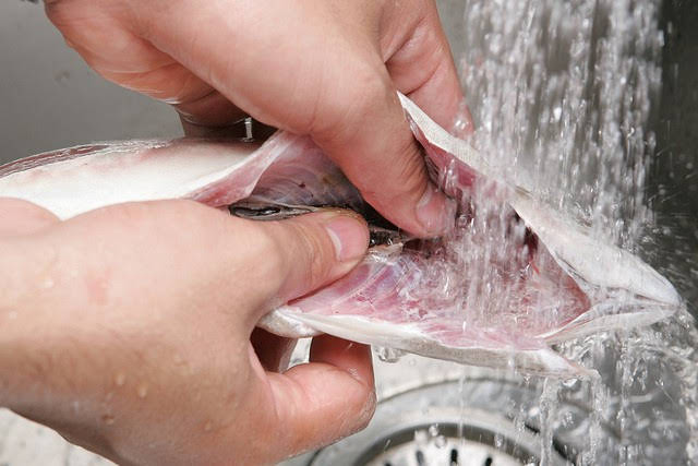 Bạn đã biết mẹo khử mùi cá tanh trên các vật dụng đã chế biến sau khi nấu ăn?