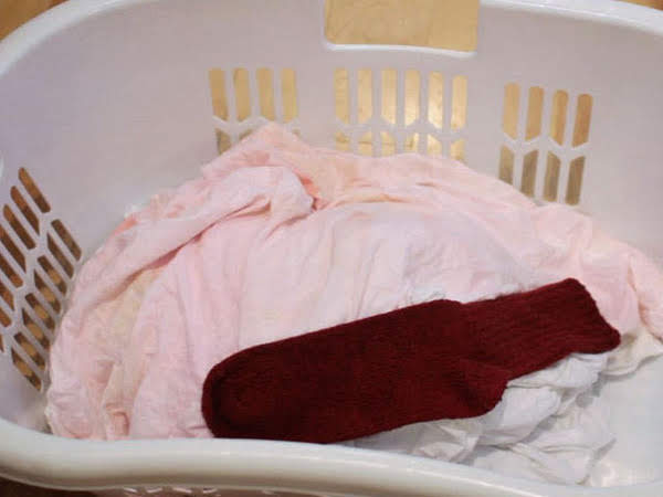 Mẹo xử lí quần áo sau khi giặt bị lem và phai màu