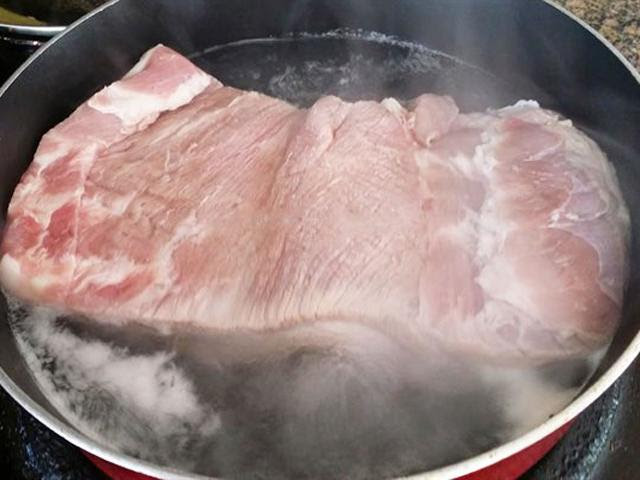 Sai lầm tai hại khi làm sạch thịt heo trước khi nấu bằng cách trần qua nước sôi và đây mới là cách bạn nên làm