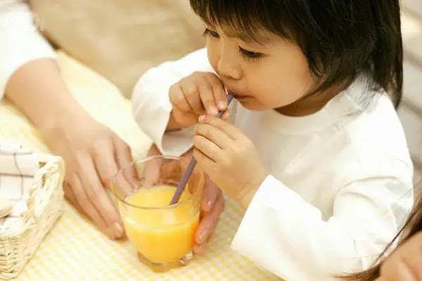 Điều mẹ nên biết: Trẻ bị ho có uống được nước cam không?