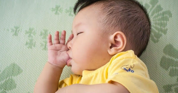 Trẻ sơ sinh hay mút tay giảm nguy cơ dị ứng khi lớn lên và là 1 cách bé rèn trí thông minh