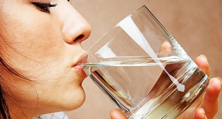 Uống một cốc nước lúc bụng đói vào buổi sáng, bạn sẽ nhận được những lợi ích bất ngờ gì