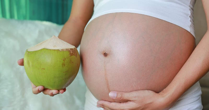 Kể từ tháng thứ 4, uống 1 ly nước dừa tươi mỗi ngày, mẹ bầu khỏe khoắn, thai phát triển tốt